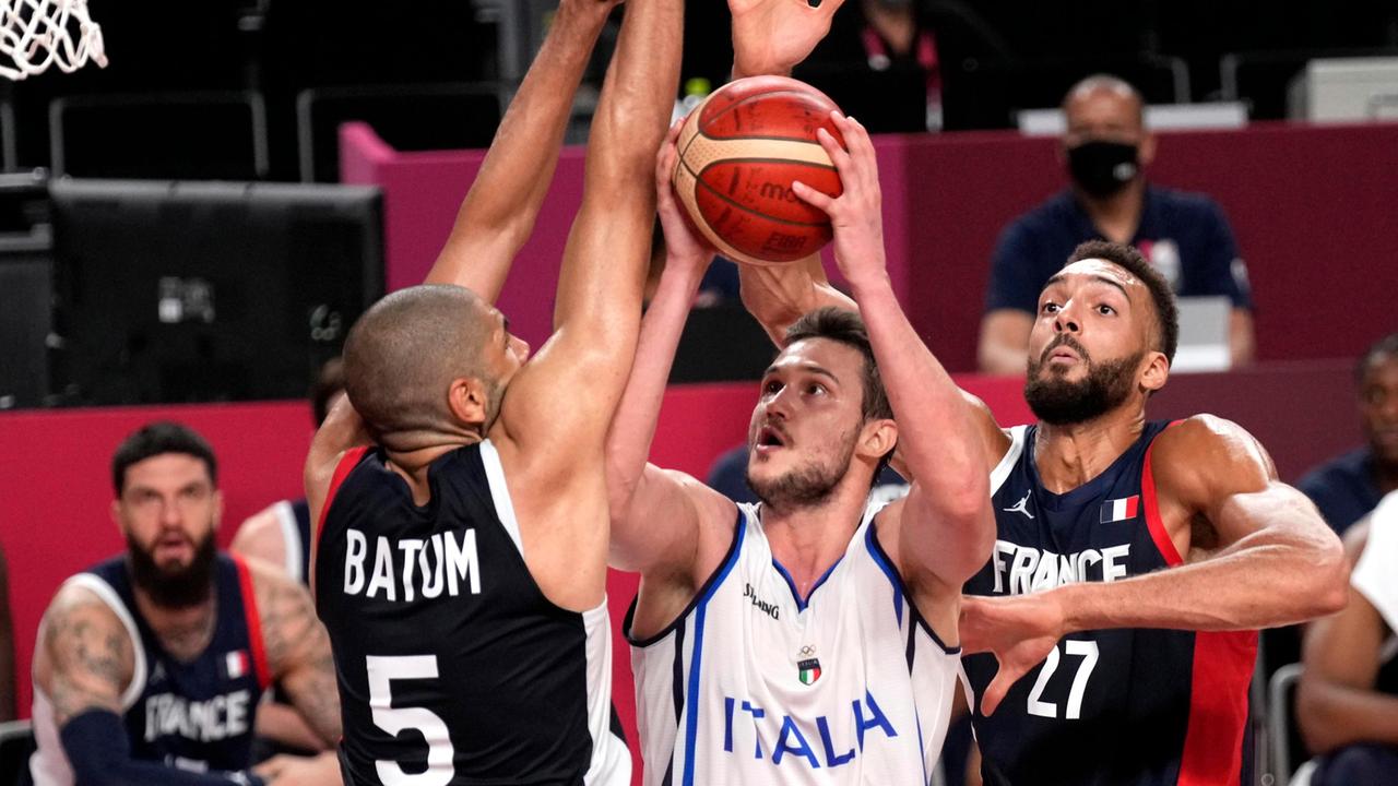 Danilo Gallinari in entrata nella munitissima difesa francese