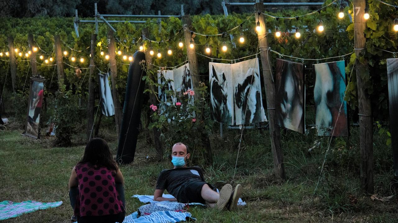Un’immagine di una passata edizione del festival “Stanno tutti bene” nella Tenuta Lenzini di Gragnano