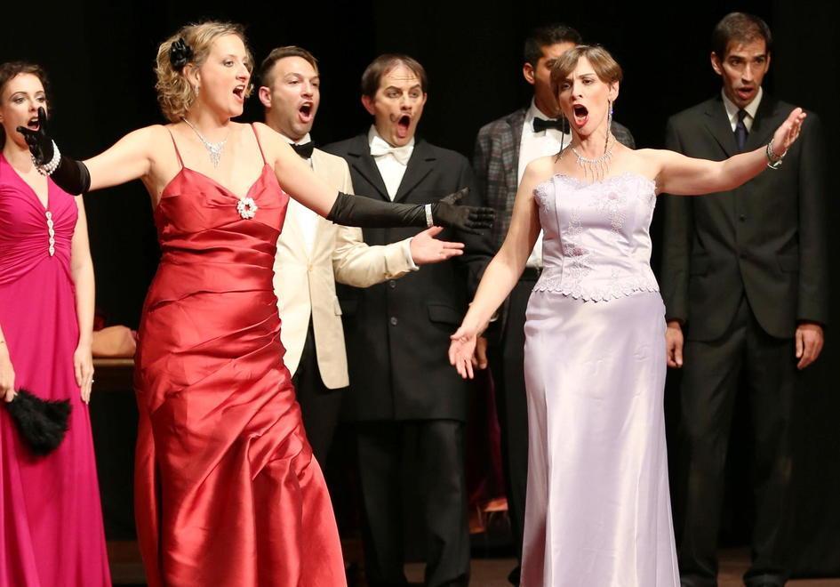 Una foto di scena de “La vedova allegra” di Lehàr