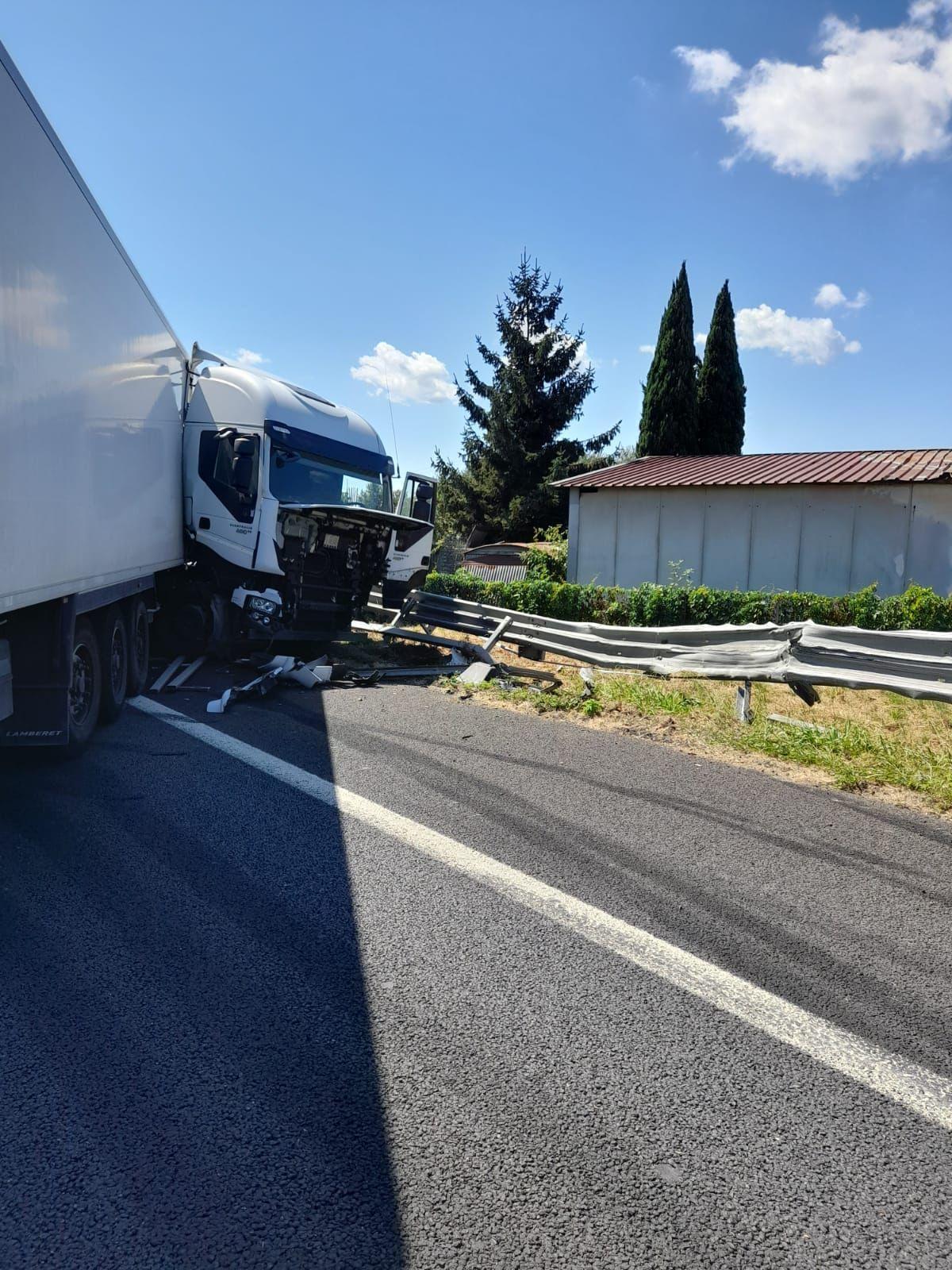 Il Tir finito contro il guardrail sull'autostrada Firenze-Mare