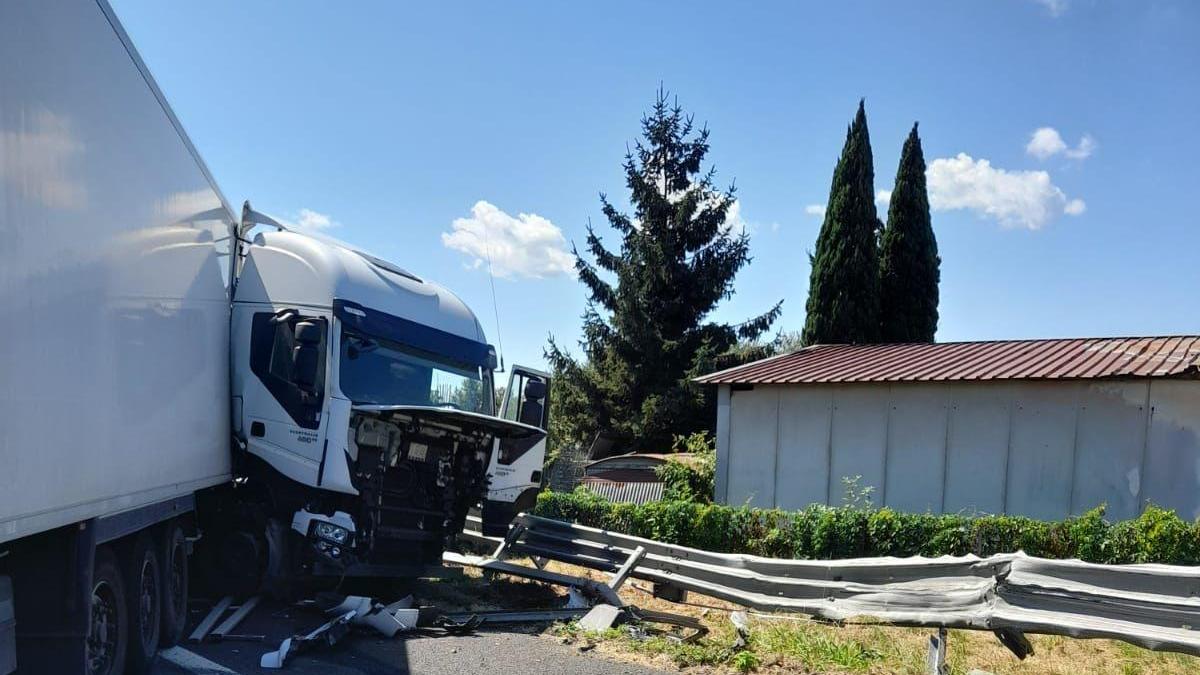 Il Tir finito contro il guardrail sull'autostrada Firenze-Mare