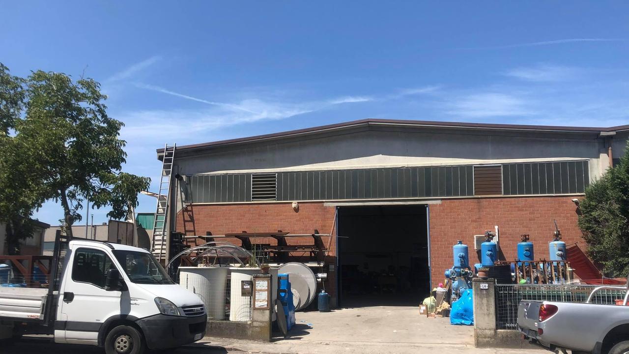 Ubersetto, precipita dal tetto del suo capannone: muore 66enne