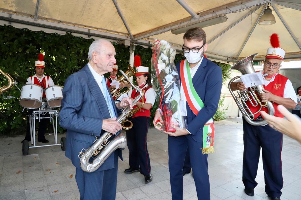 Ottorino Mancini festeggiato per i suoi cento anni dal presidente del consiglio comunale di Empoli Alessio Mantellassi