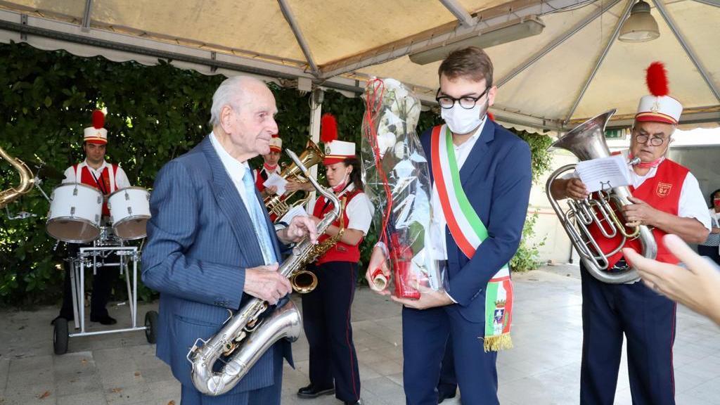 Ottorino Mancini festeggiato per i suoi cento anni dal presidente del consiglio comunale di Empoli Alessio Mantellassi