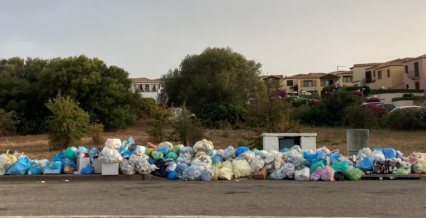 Olbia, l’ingresso al borgo di Murta Maria è un muro di rifiuti 