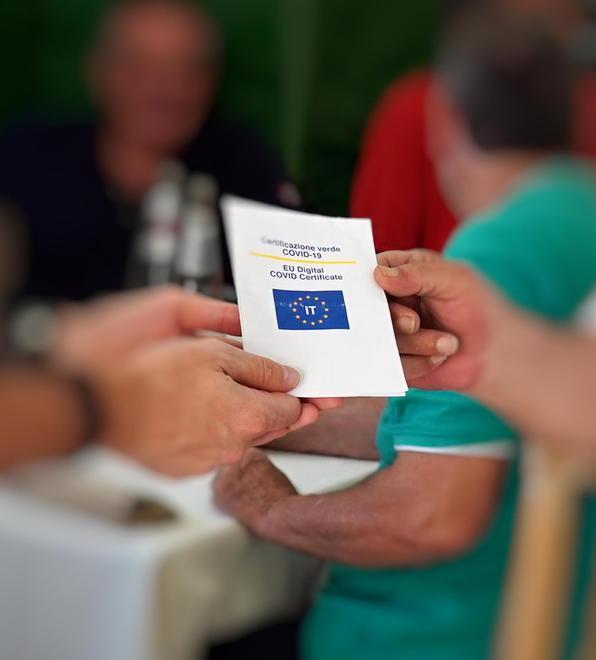 L'appello di Confesercenti: «Niente pass per i ristoranti dentro le strutture ricettive» 