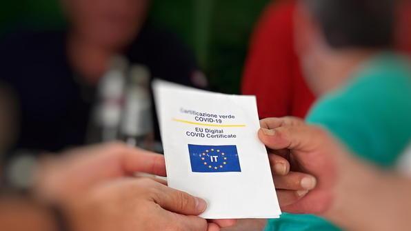 L'appello di Confesercenti: «Niente pass per i ristoranti dentro le strutture ricettive»