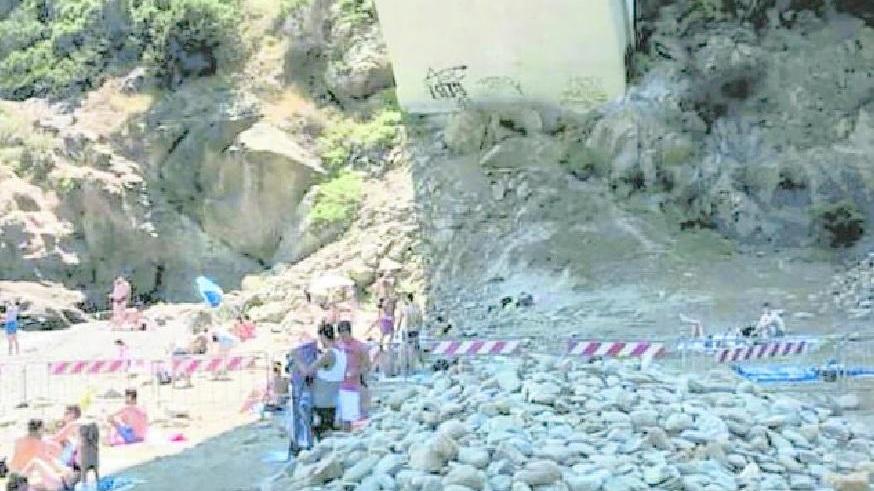 Bagnanti al mare a Calignaia anche nell’area transennata