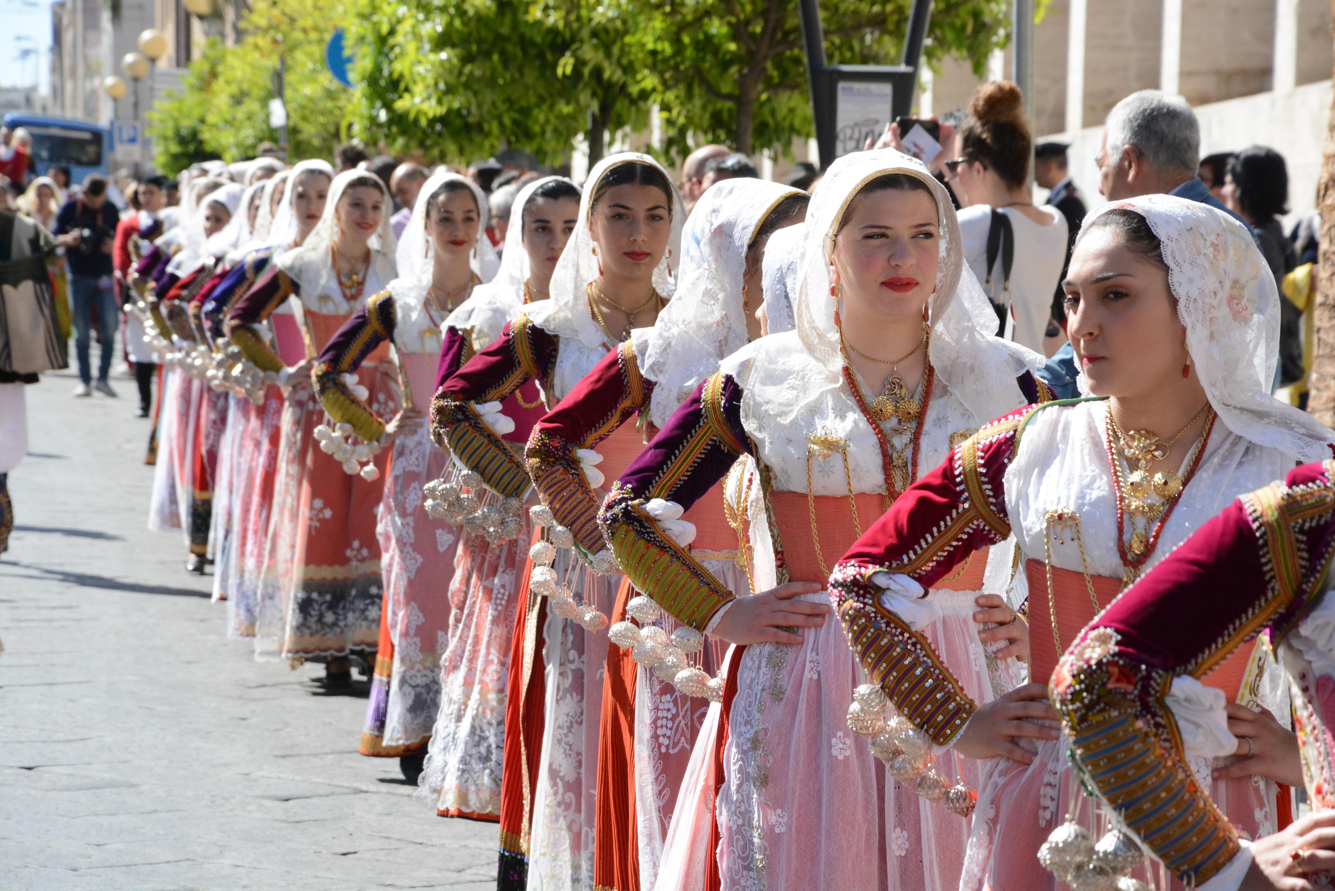 La proposta dell'assessore Chessa per rilanciare il turismo: «Camerieri in abito sardo»