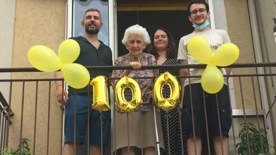 Camposanto, nonna Dolores festeggia i 100 anni