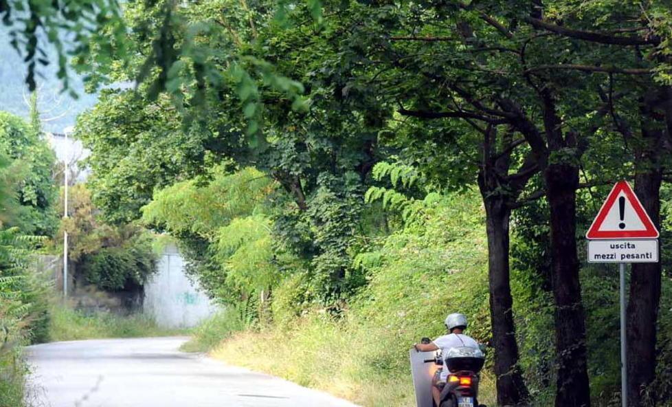 «Via Tinelli è dimenticata» Appello di aziende e negozi