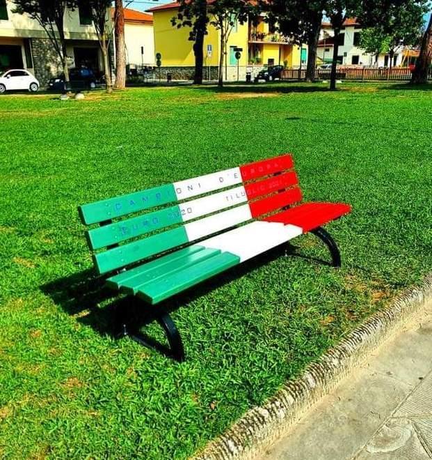 Panchine artistiche e tricolori a Porcari per ritrovare l’allegria