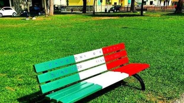 Panchine artistiche e tricolori a Porcari per ritrovare l’allegria