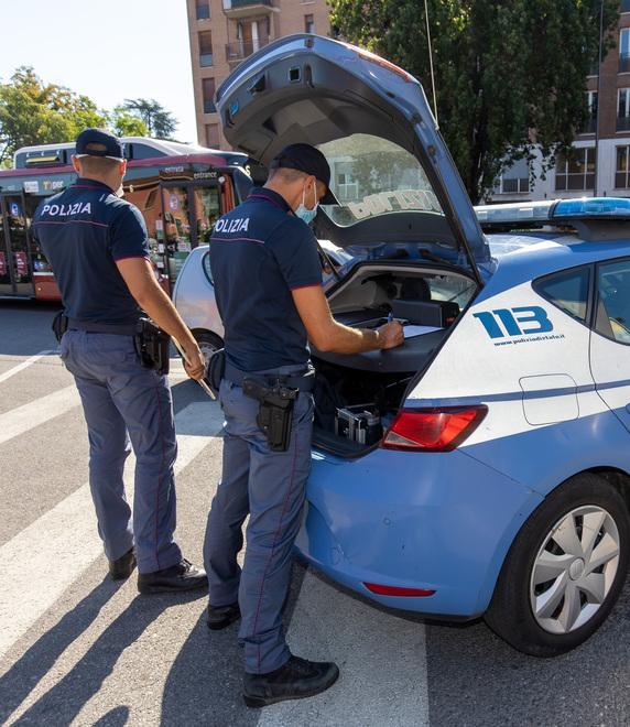 Inganna gli agenti e dà le generalità del suo gemello