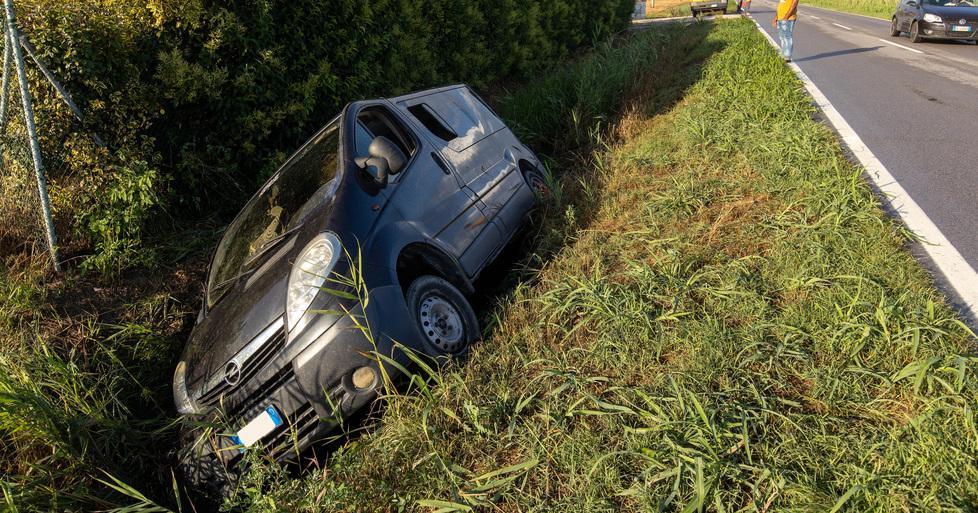 Pulmino finisce fuori strada