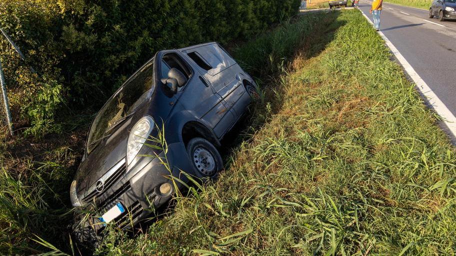 Pulmino finisce fuori strada