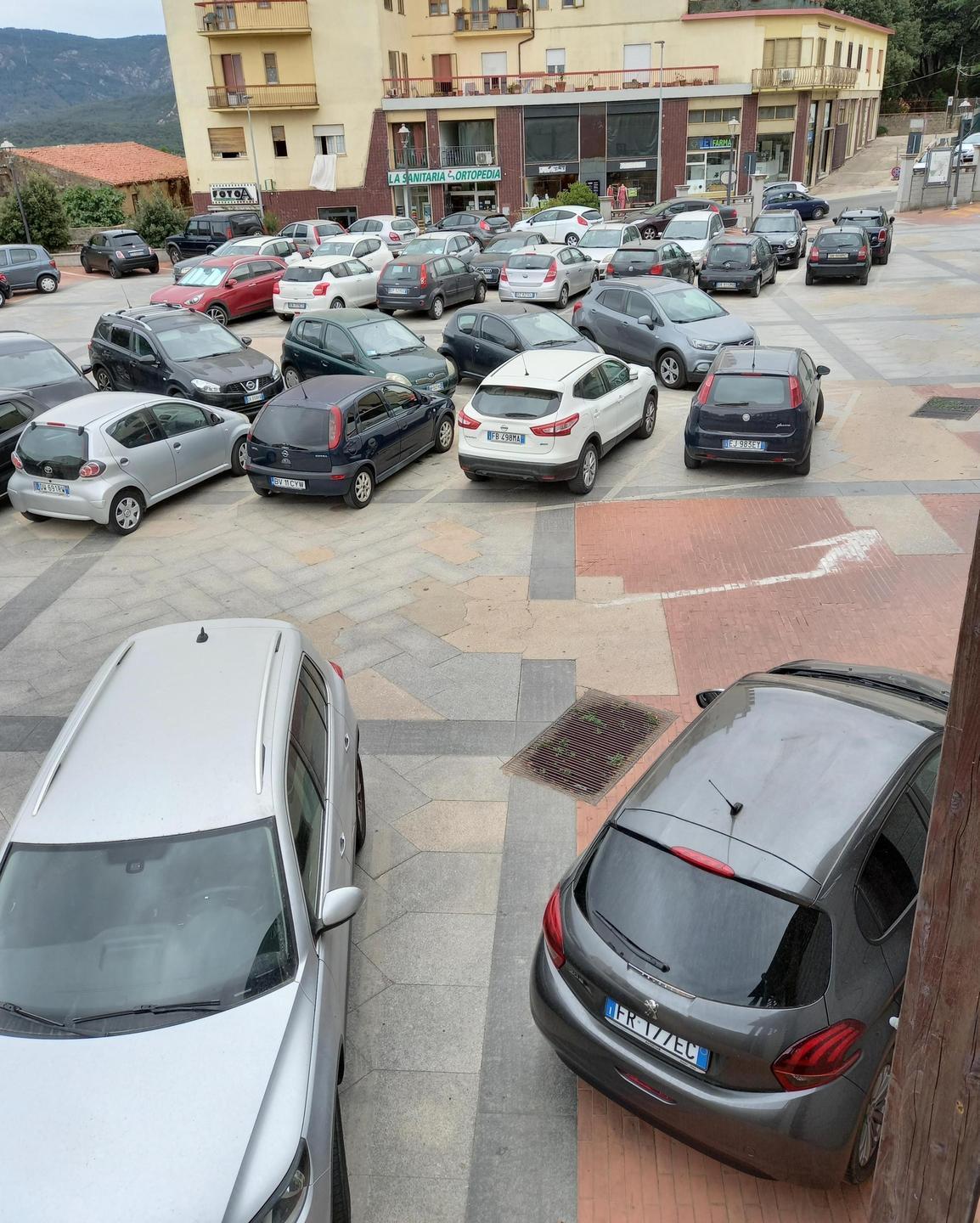 Parcheggio impossibile e insulti, il turista dice addio alla città