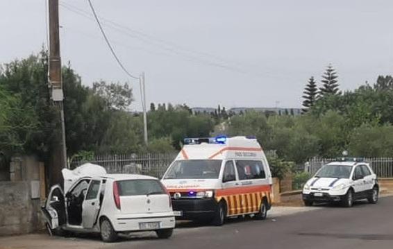 Perde il controllo e la Punto si schianta sul palo 