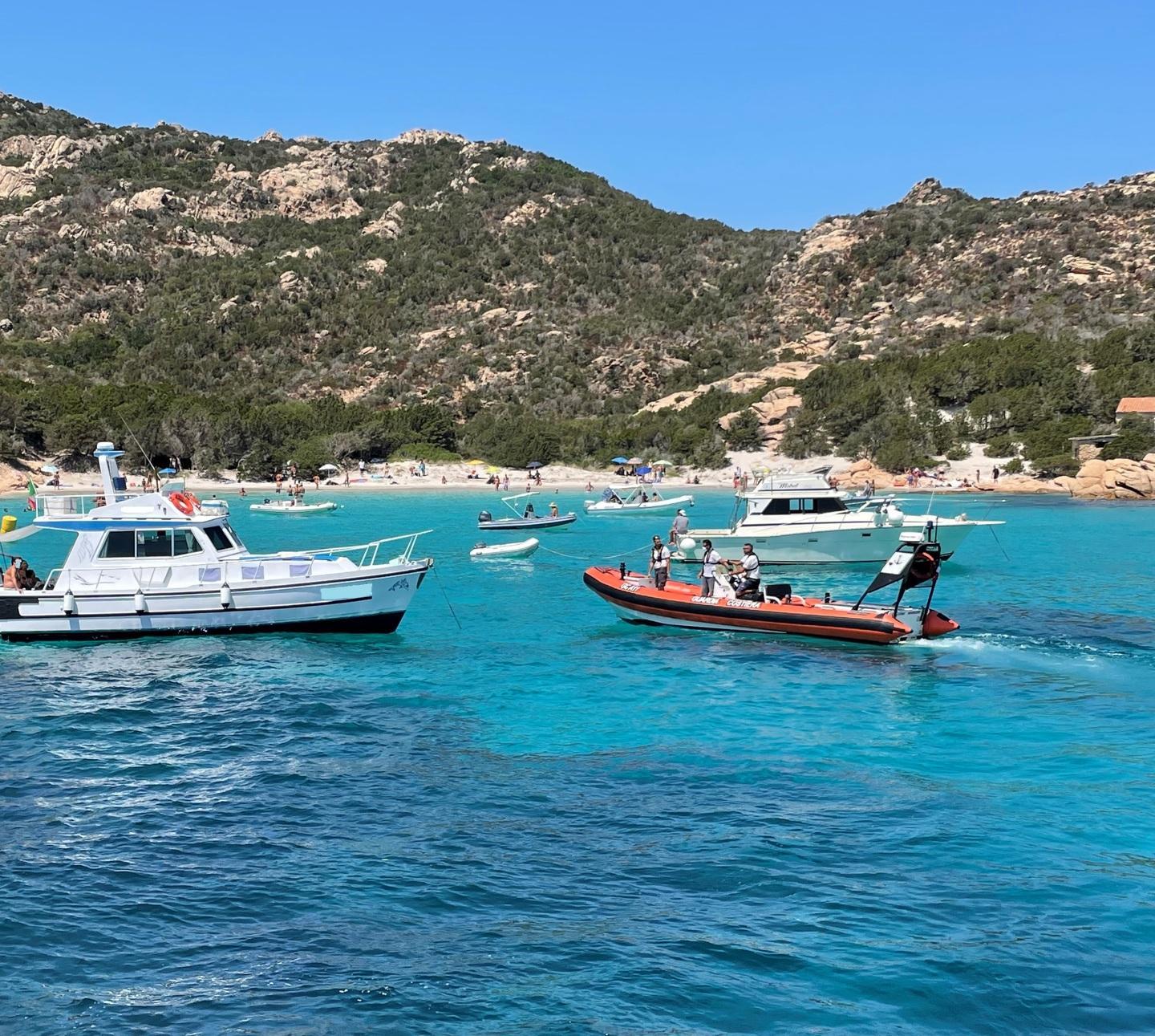 La forza dei volontari contro gli incivili e i cafoni da spiaggia 