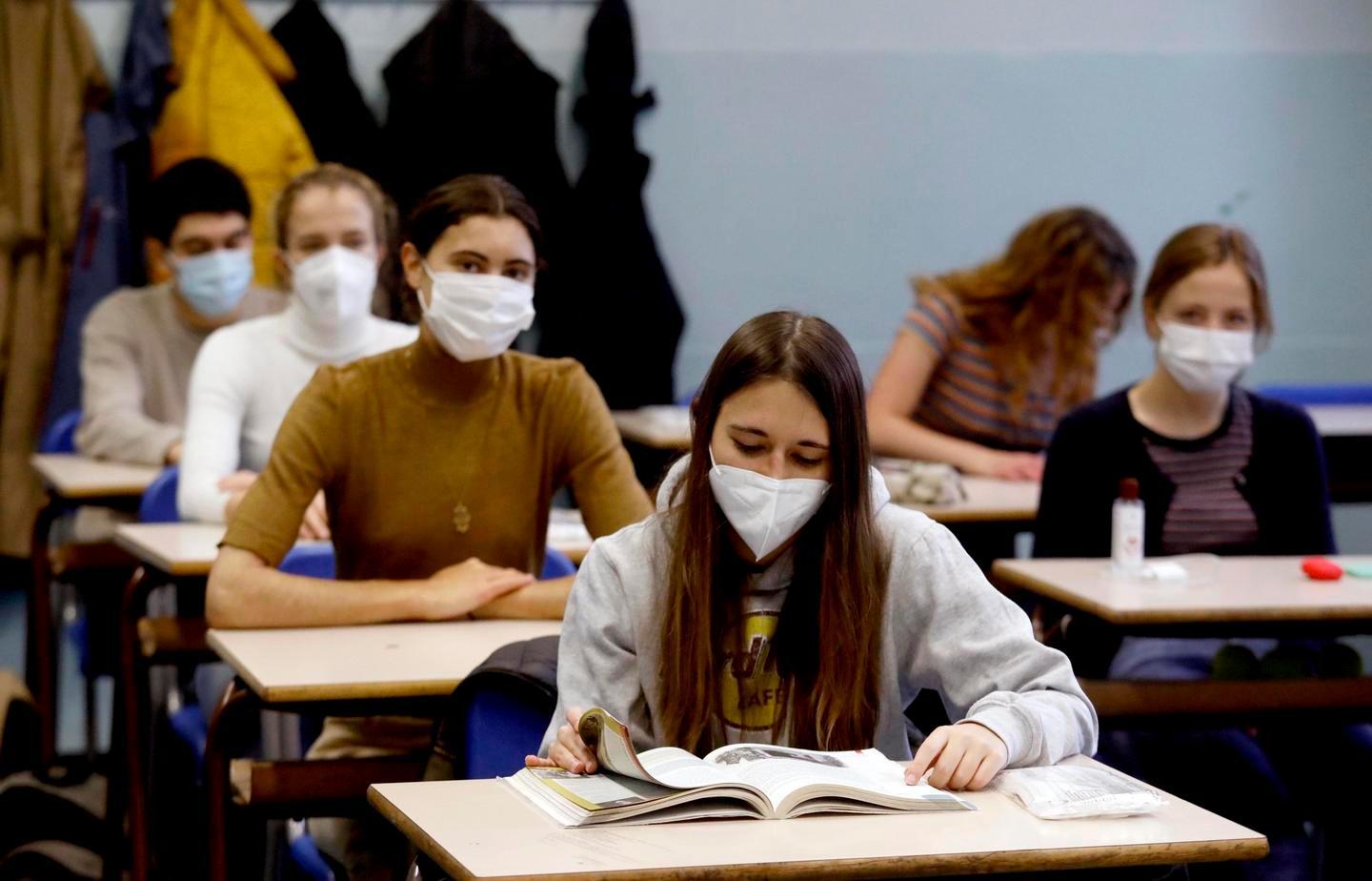 La lotta al Covid: sul tavolo arrivano i nodi scuola e lavoro 