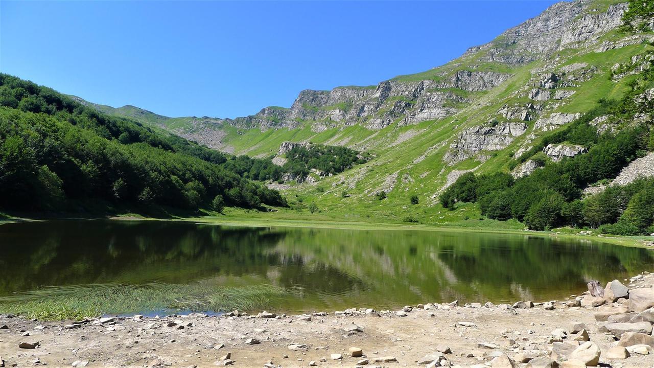 Pievepelago. Al lago Santo un ragazzino si perde: il Soccorso alpino lo “guida” via telefono