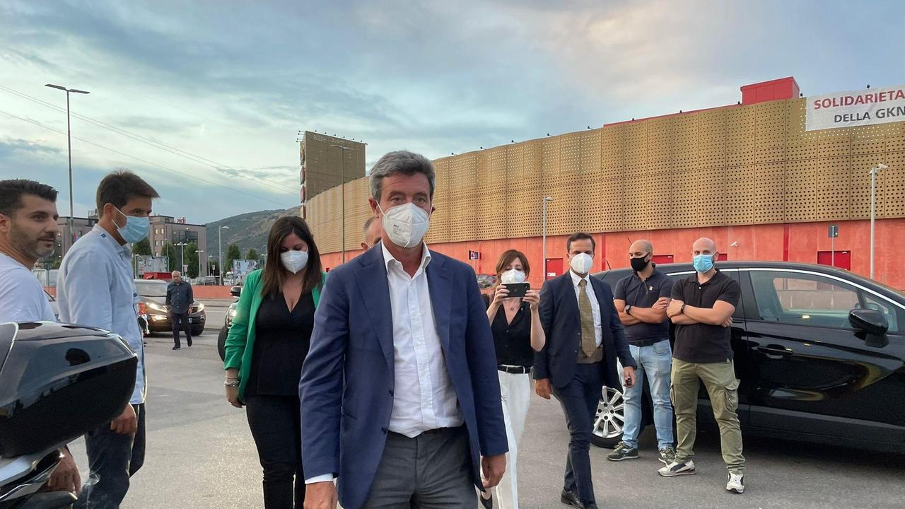 Il ministro del Lavoro, Andrea Orlando, in visita ieri alla Gkn