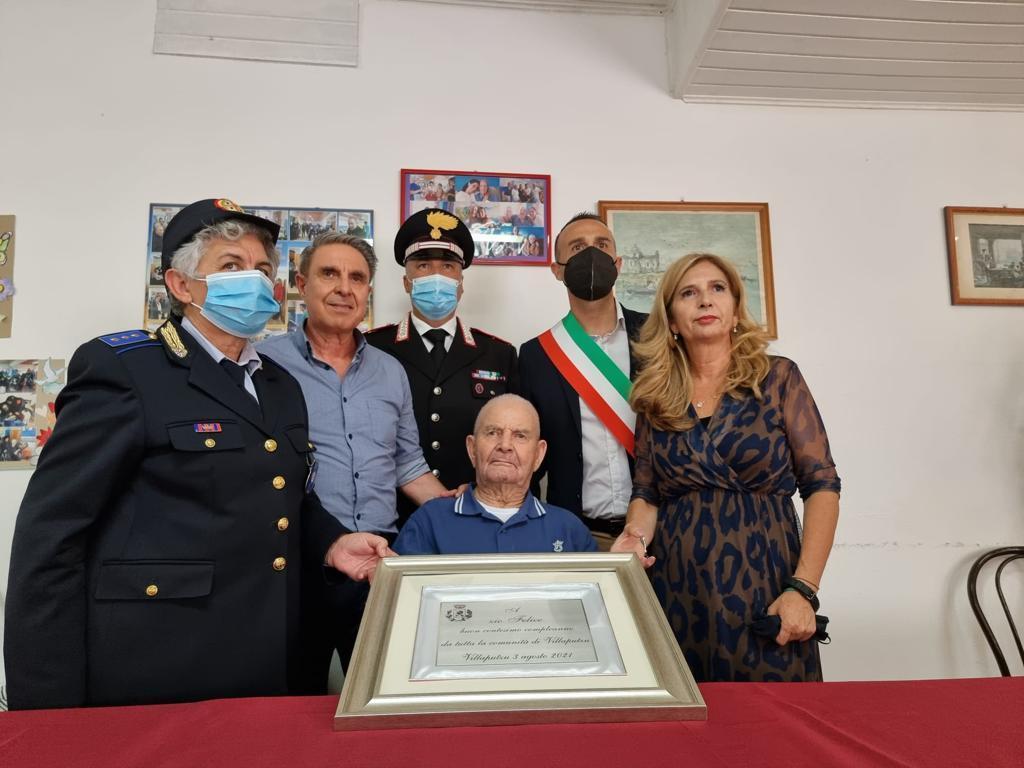 Felice Porcu mostra la targa donata dal sindaco di Villaputzu