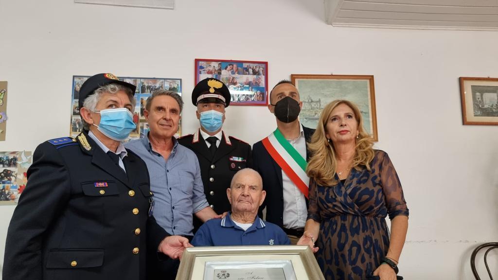 Felice Porcu mostra la targa donata dal sindaco di Villaputzu