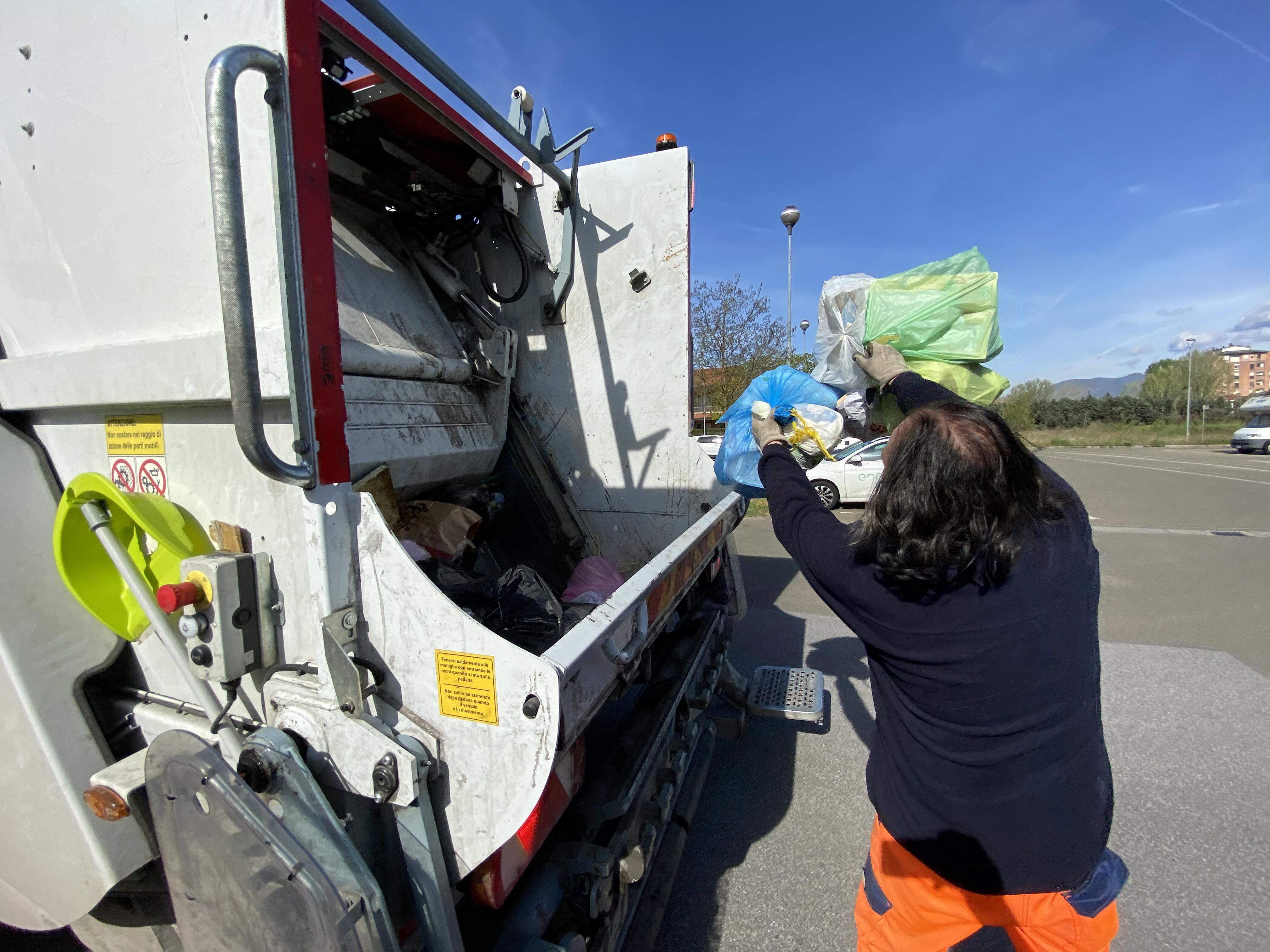 Rifiuti in Valdera: inizio-caos della tariffa puntuale tra mastelli, sacchi e tag a singhiozzo 