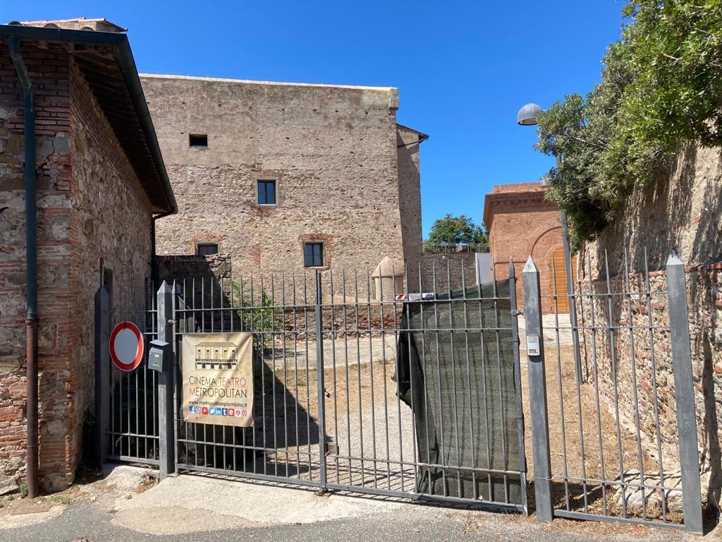 Il cancello del Castello chiuso con il lucchetto