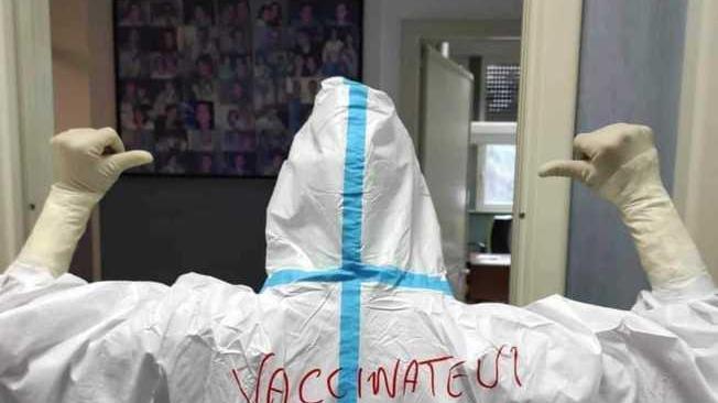 "Vaccinatevi", da Cagliari l'appello scritto sulla tuta di un'infermiera 