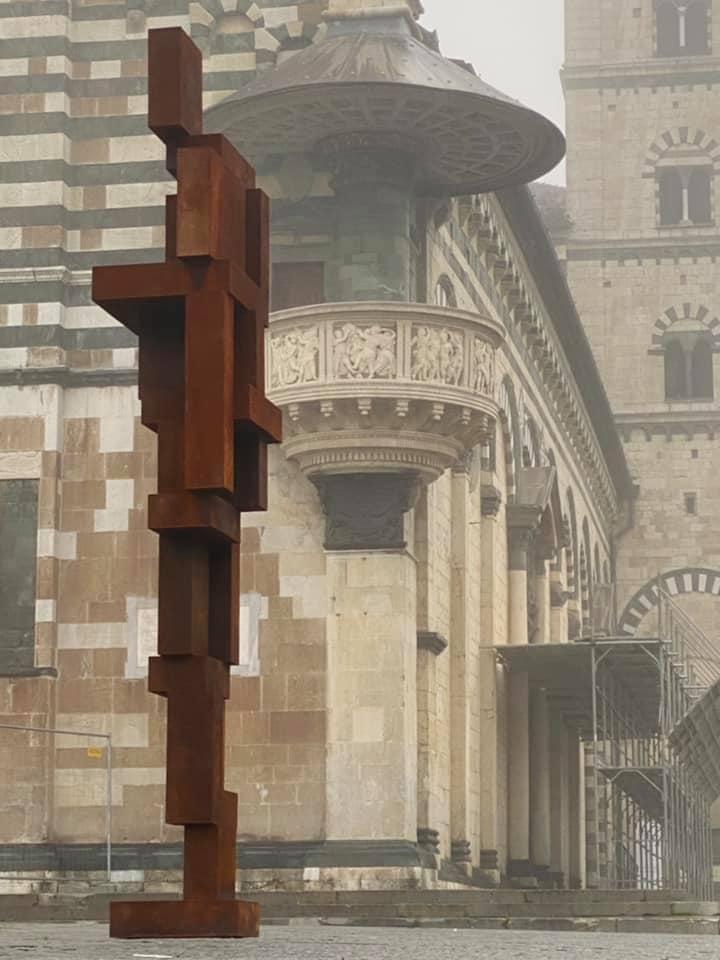 L’opera "Shy" di Antony Gormley in piazza Duomo a Prato