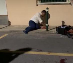 L’uomo rapinato in via Stagi a terra dopo l’aggressione