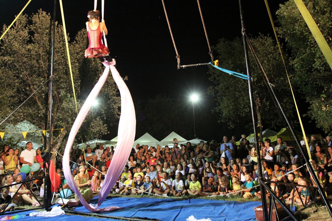 Uno spettacolo per bambini in una delle passate edizioni di Festambiente a Rispescia