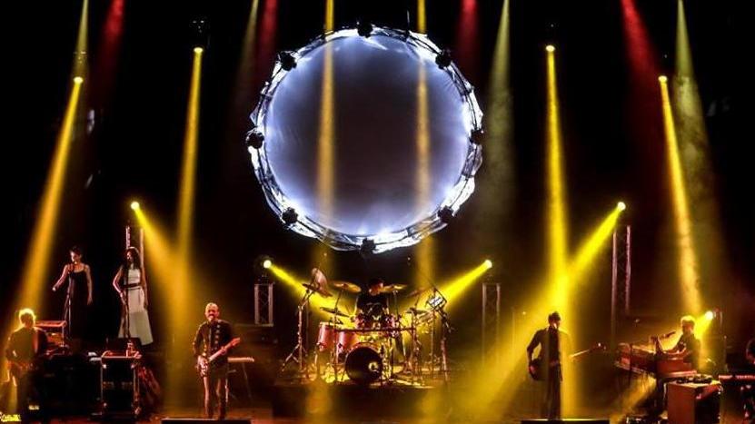 Uno spettacolo dei Big One, tribute band dei Pink Floyd: stasera si esibiranno sul palco della Versiliana