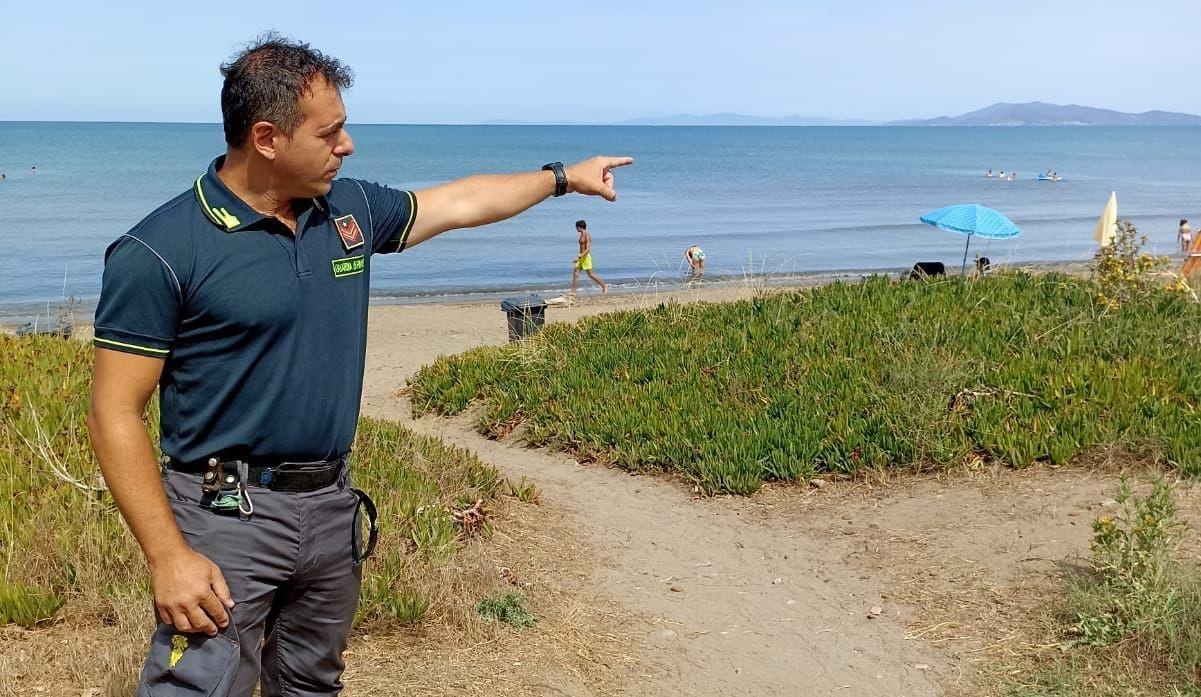 Si ribalta con la barca a vela, salvato da un finanziere