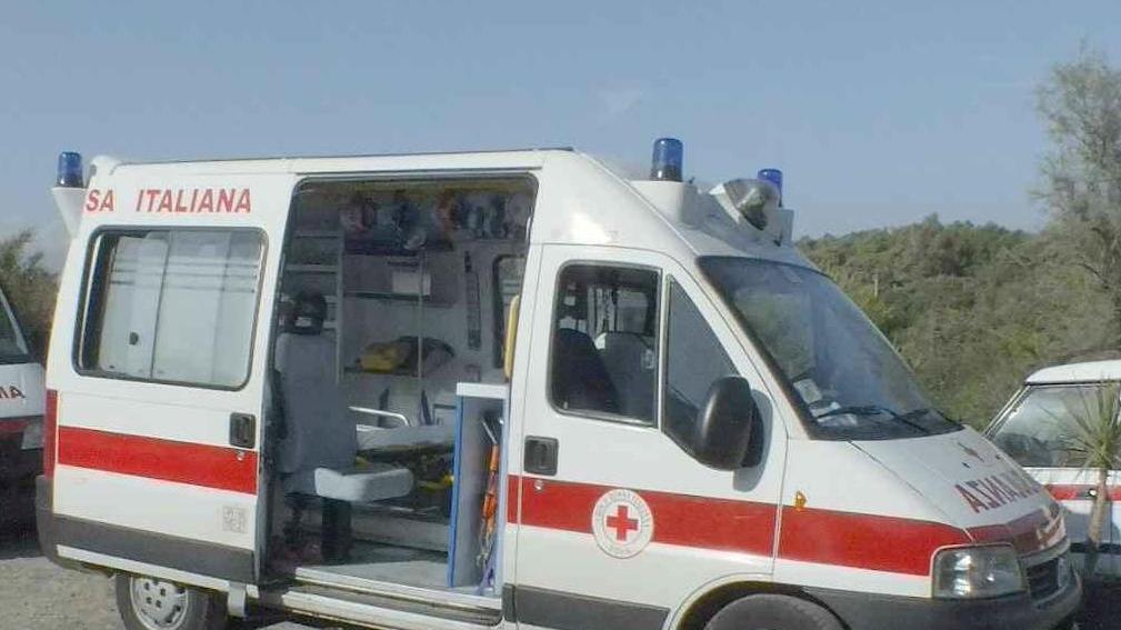 Si ferisce all'occhio con il trapano mentre lavora, 57enne portuale in ospedale