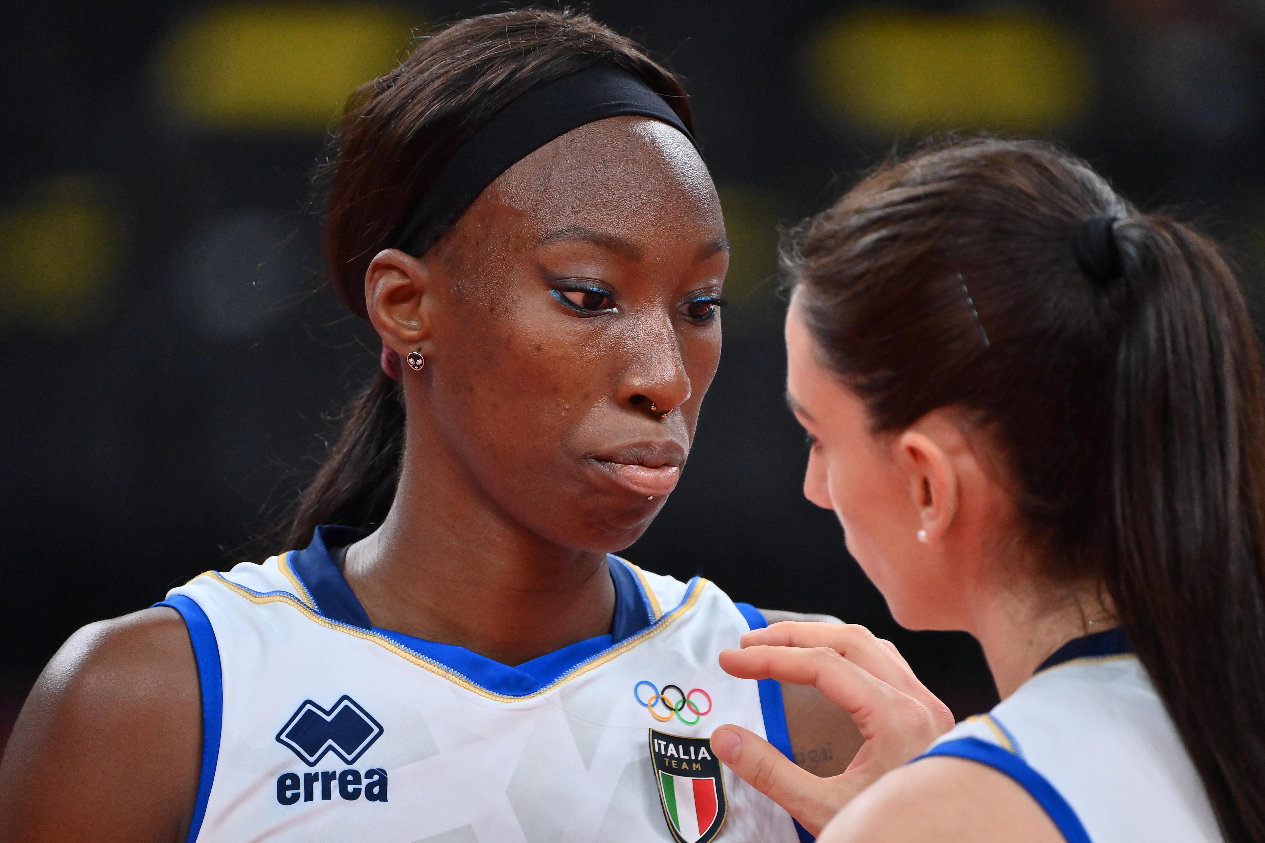 Paola Egonu guarda sconsolata una compagna: il volley femminile italiano è fuori dalle Olimpiadi (Foto: LaPresse)
