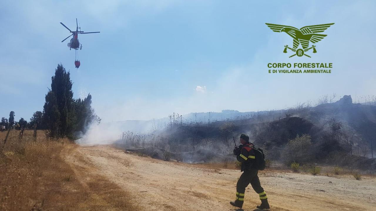 Incendio nelle campagne di Sant'Antonio: interviene l'elicottero  