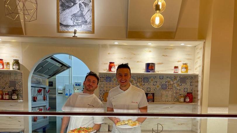 I fratelli Platin e Sergino Saliu, 30 e 29 anni, della pizzeria "Mani in pasta"