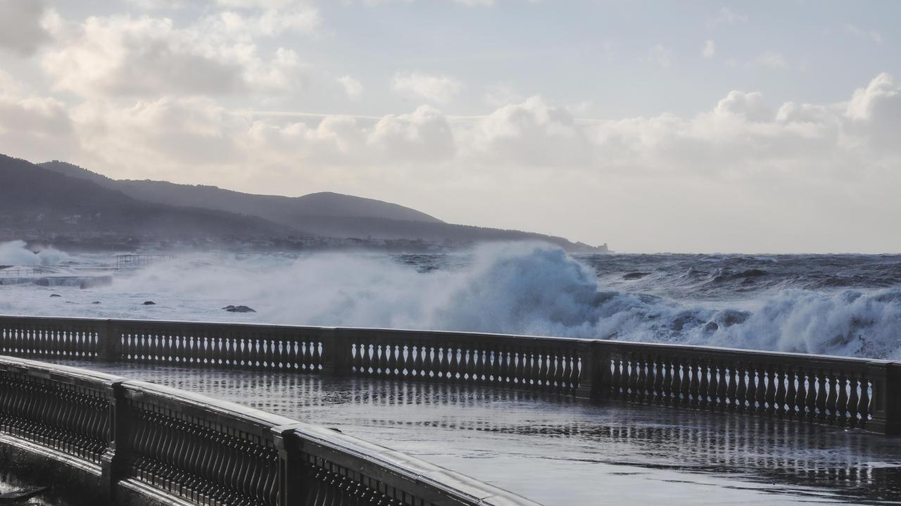Maltempo, giovedì di allerta meteo a Livorno per vento forte e mareggiate