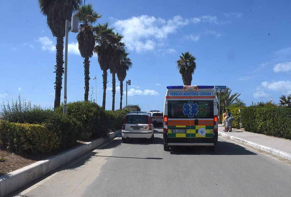 Ha un arresto cardiaco mentre è in spiaggia, muore una pensionata