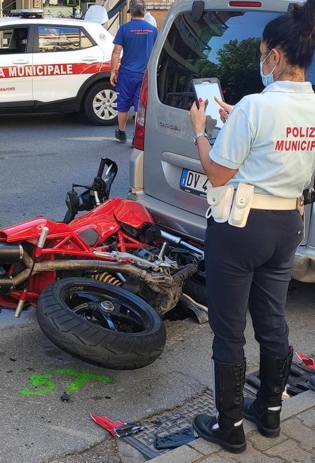 Scontro frontale tra motociclisti a Lido uno dei due è in gravi condizioni 