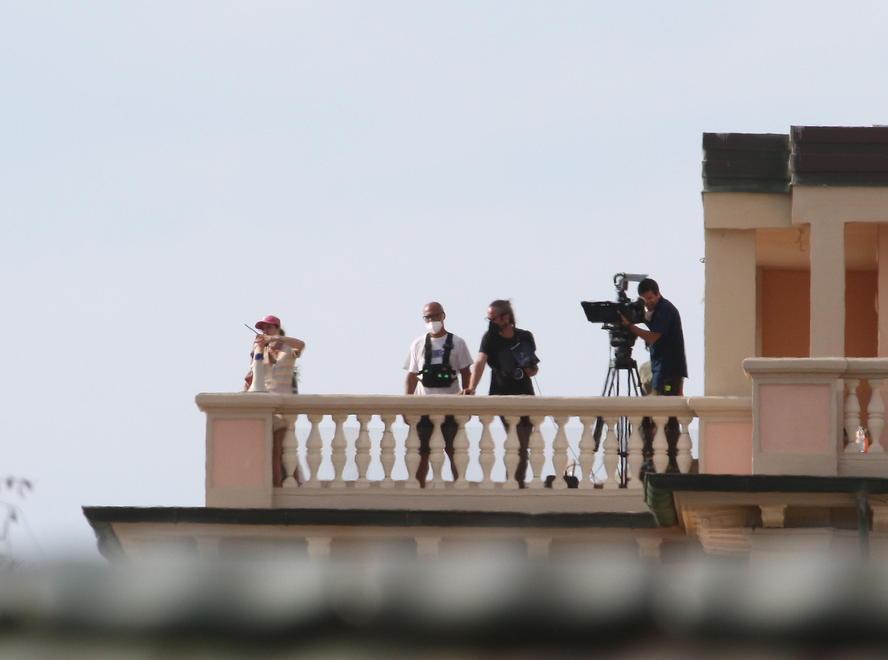 Ciak per l’Amica geniale anni Settanta tra le proteste di commercianti e cittadini 
