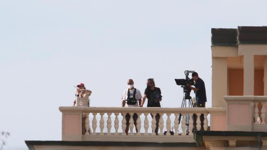 Ciak per l’Amica geniale anni Settanta tra le proteste di commercianti e cittadini