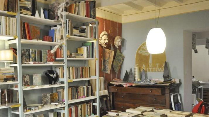 Tra libri vintage e cartapesta un po’ di Venezia in Maremma