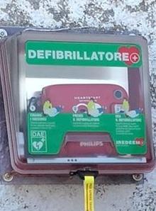 L’Emporio del sub regala un defibrillatore alla comunità