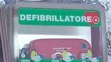 L’Emporio del sub regala un defibrillatore alla comunità