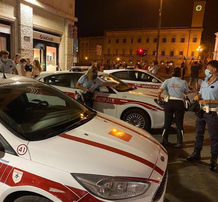 Cerca di piazzare la cocaina tra i giovani in piazza dei Cavalieri: arrestato dalla polizia municipale