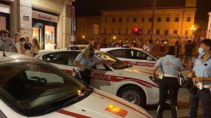 Cerca di piazzare la cocaina tra i giovani in piazza dei Cavalieri: arrestato dalla polizia municipale